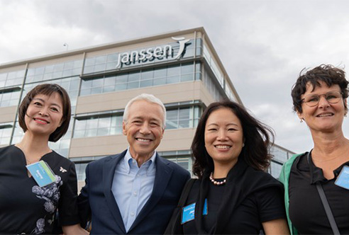 Chairman and CEO Joaquin Duato and Janssen R&D employees at the opening of the San Francisco Bay Campus. Photo by Orange Photography. (photo)