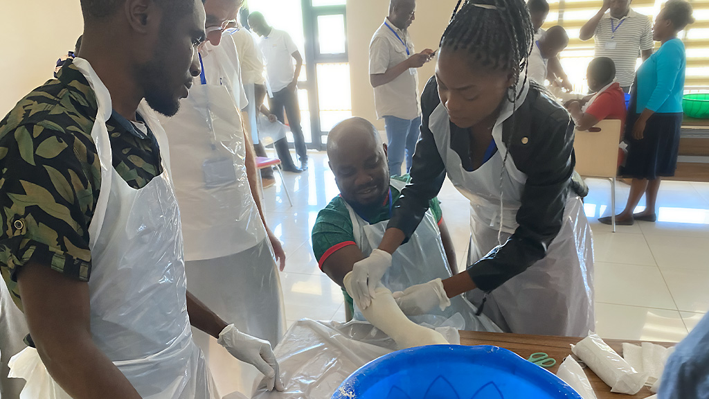 Participants during the Orthopaedic Clinical Officers training in Dowa conduct a practice exercise on a colleague. Photo by Katrin Dörner. (photo)