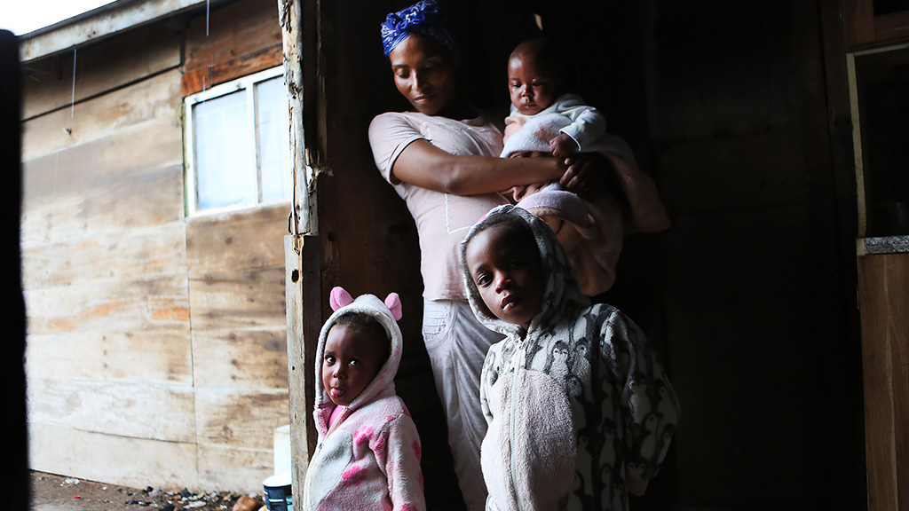 A mother who is receiving treatment for TB and her three children in Gqeberha, South Africa. (photo)