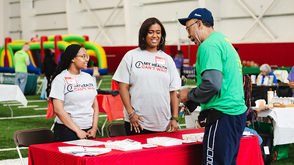 A J&J employee volunteer at a My Health Can’t Wait community event in Philadelphia, U.S. (photo)