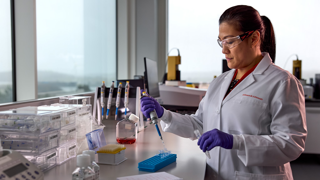 A technician at work at a J&J Innovative Medicine laboratory (photo)