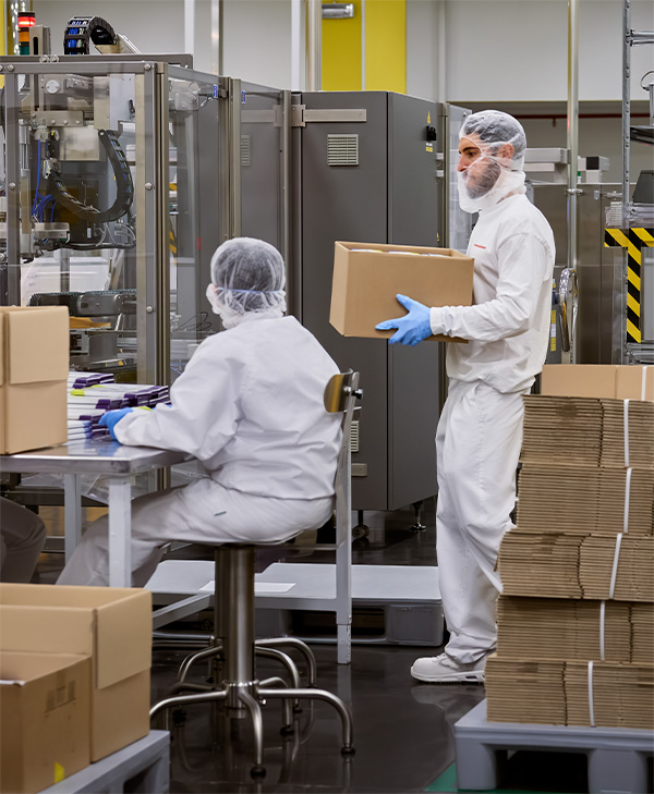 J&J colleagues in the packaging unit at our Latina, Italy, site which distributes medicines around the world (photo)