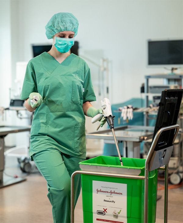 A healthcare worker in Germany takes part in J&J MedTech’s hospital recycling program for single-use medical devices (photo)