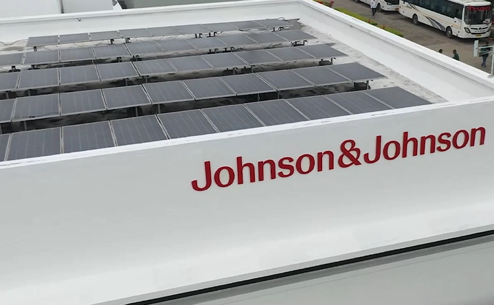Roof of a J&J site with solar panels (photo)