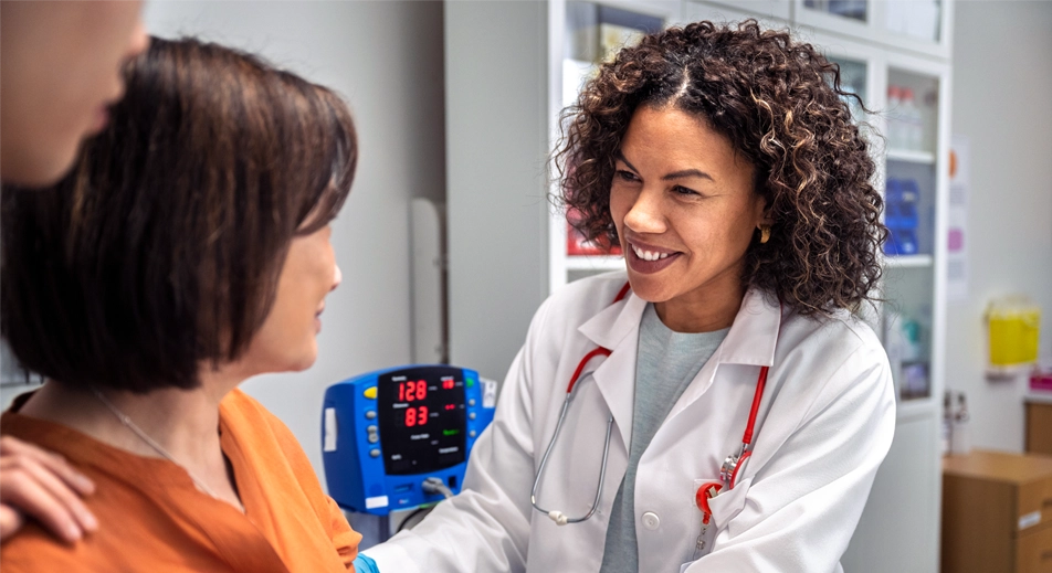 Doctor counseling a patient (photo)